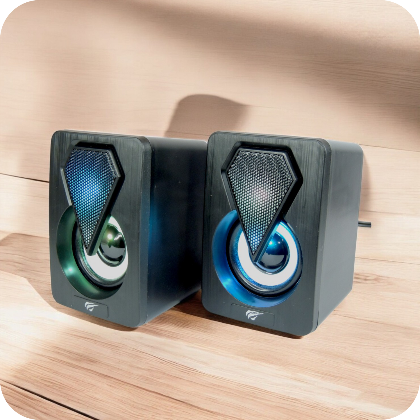 altavoces gamer negros con detalles de iluminacion azules sobre superficie de madera