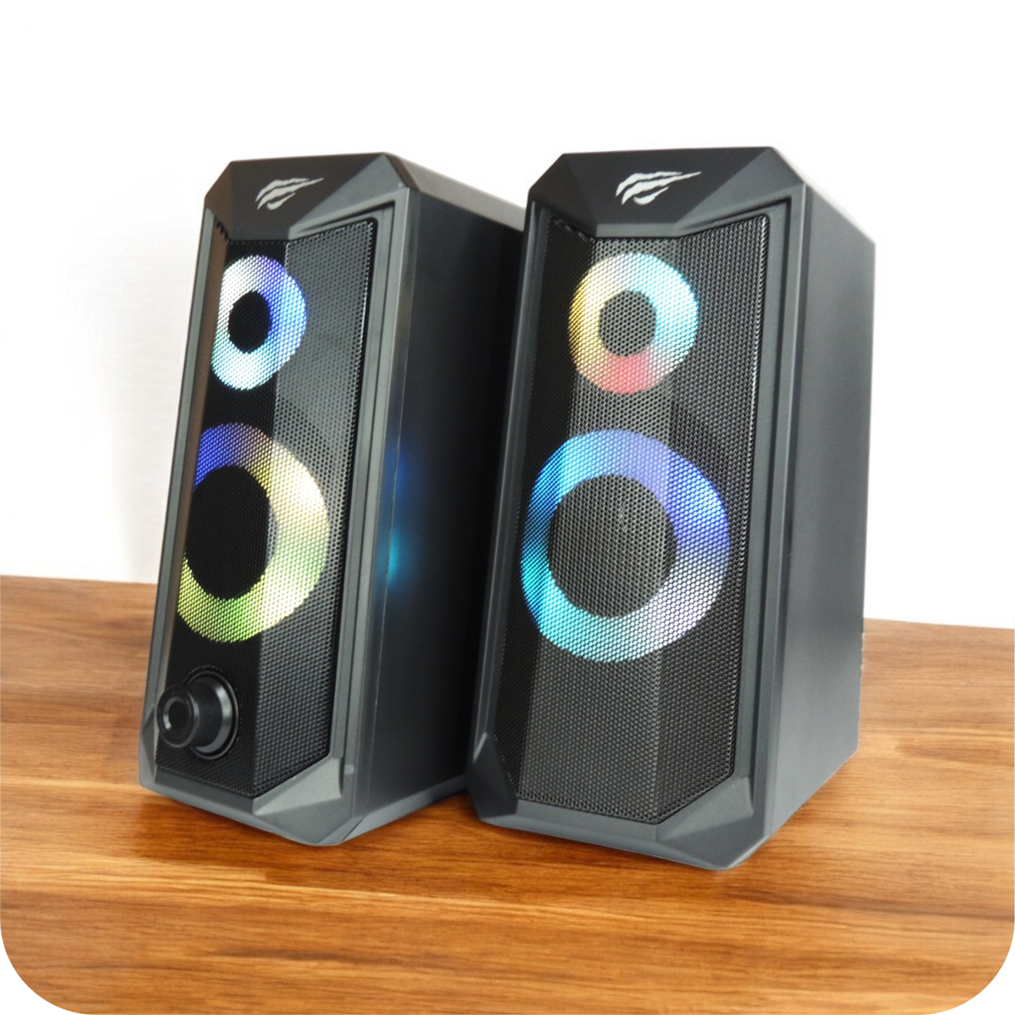 altavoces gamer negros con luces rgb sobre superficie de madera