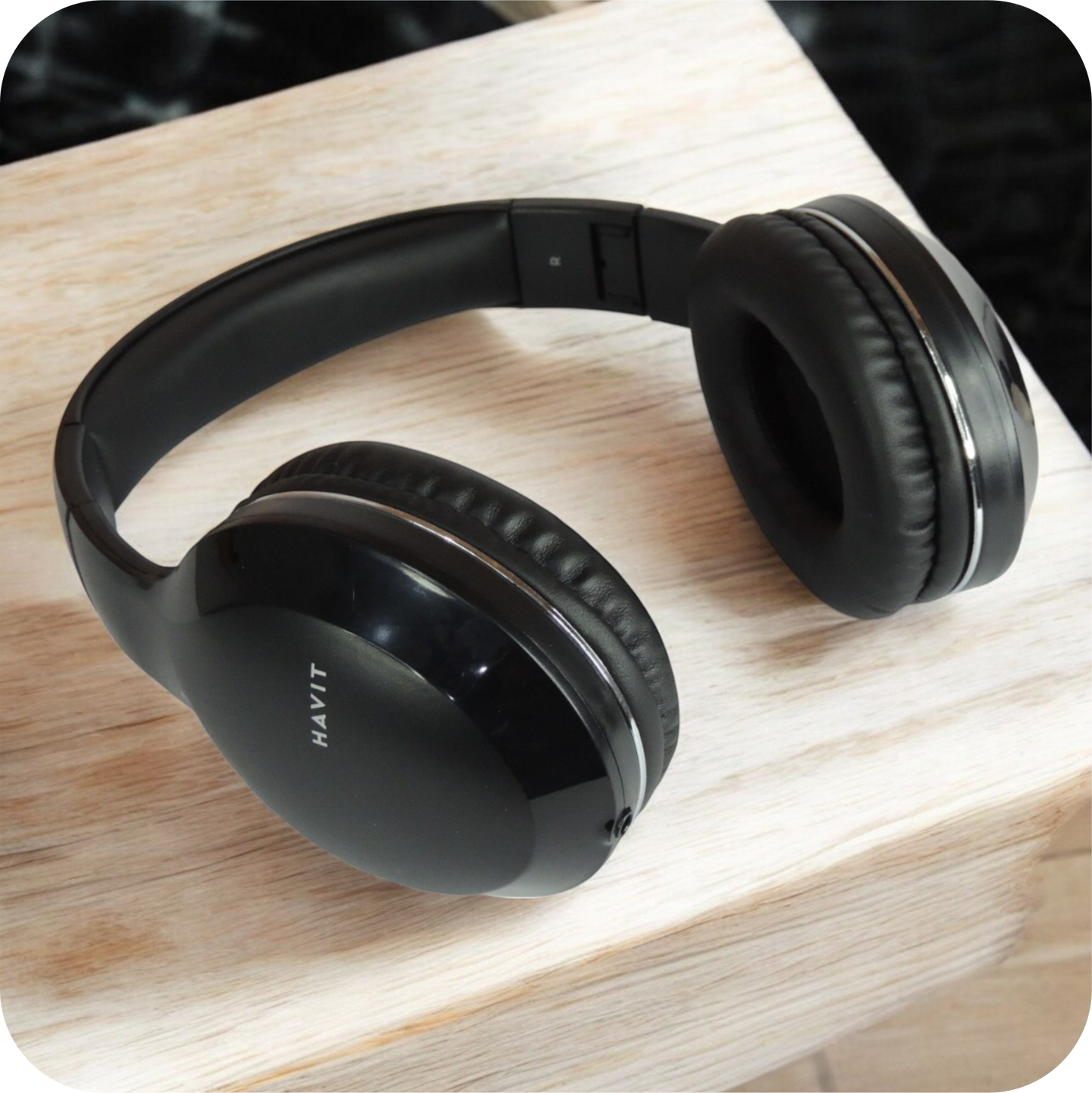 audifonos havit negros sobre superficie de madera