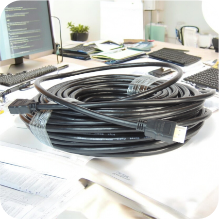 Cable HDMI negro de alta calidad sobre escritorio tecnológico
