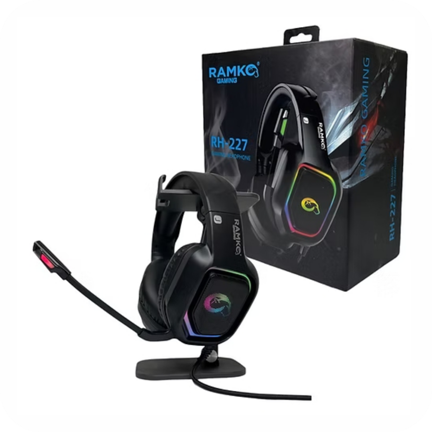 caja y audifonos ramko gaming negros con microfono y luces rbg sobre soporte negro