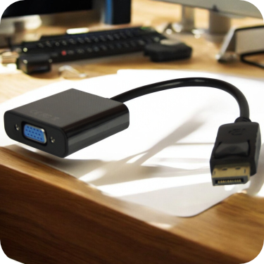 comvertidor displayport a vga de color negro en uso