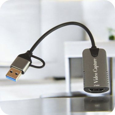 convertidor Usb A a HDMI sobre fondo difuso