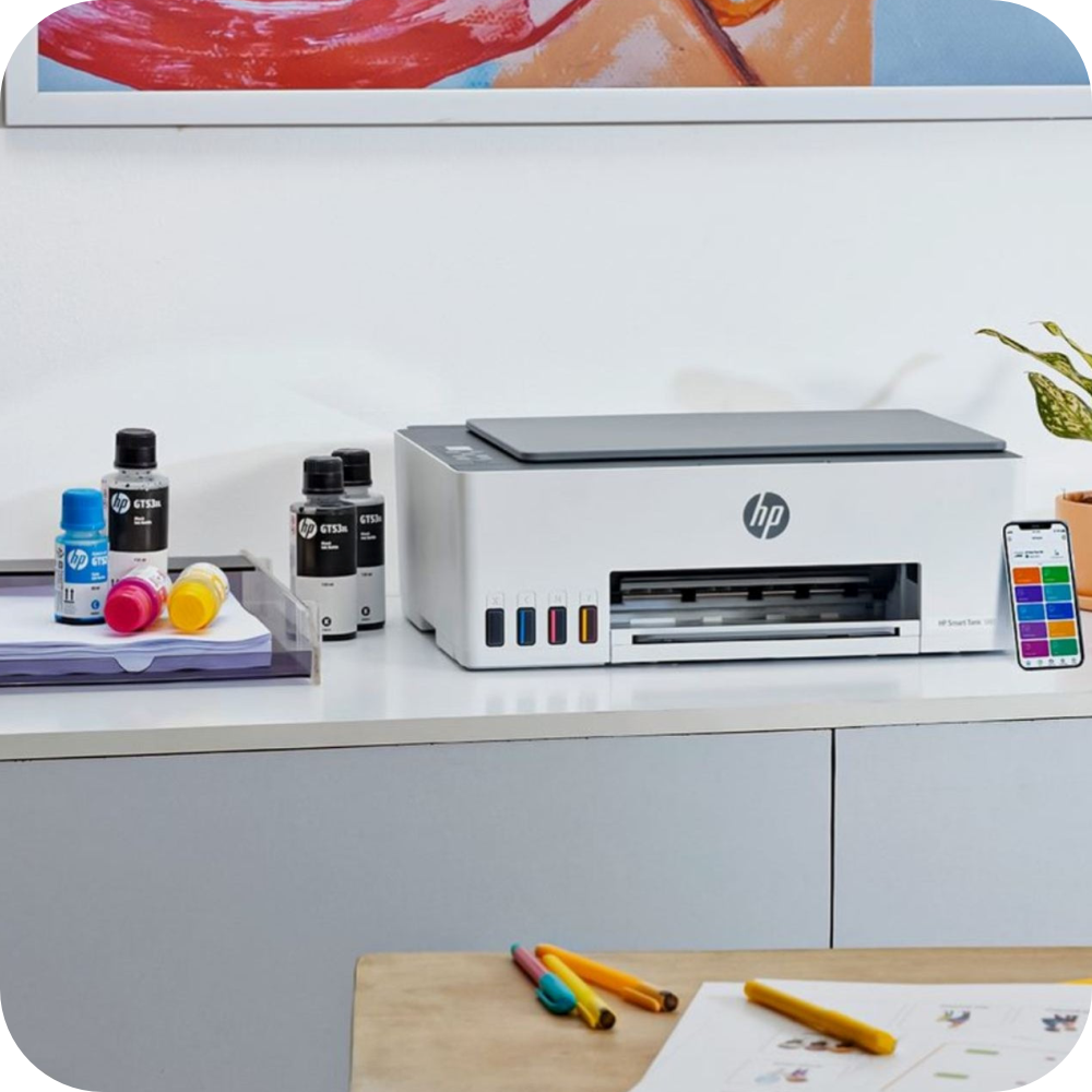 configuración de oficina con impresora HP Smart Tank y suministros de tinta visibles