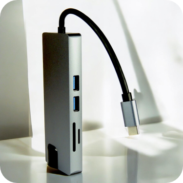 Hub multifuncional usb C con puertos USB y lector de tarjetas, sobre fondo blanco.