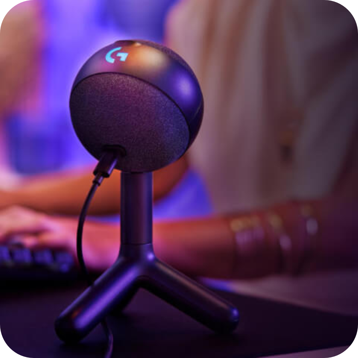 micrófono USB de cable con base de trípode, ideal para streaming, podcast y juegos online en uso