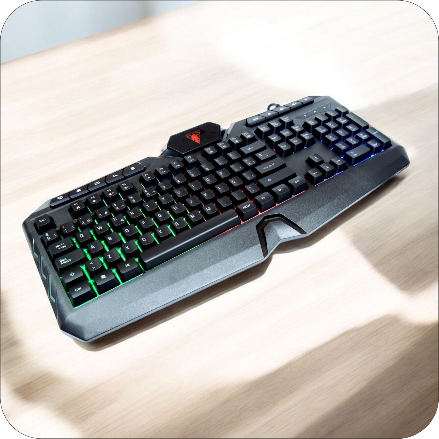 teclado gaming negro con retroiluminacion rgb sobre superficie de madera