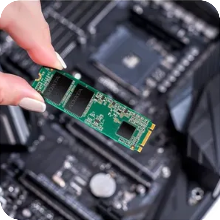SSD M.2ADATA sostenido por una mano , ideal para computadores de alto rendimiento