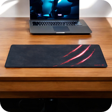 mouse pad negro rectangular  con diseño de arañazos y logo tipo rojo frente a un portatil 