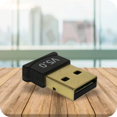 adaptador usb bluetooth 5.0 negro con dorado en superficie de madera