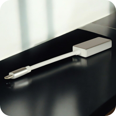 adaptador usb C a hdmi sobre superficie negra