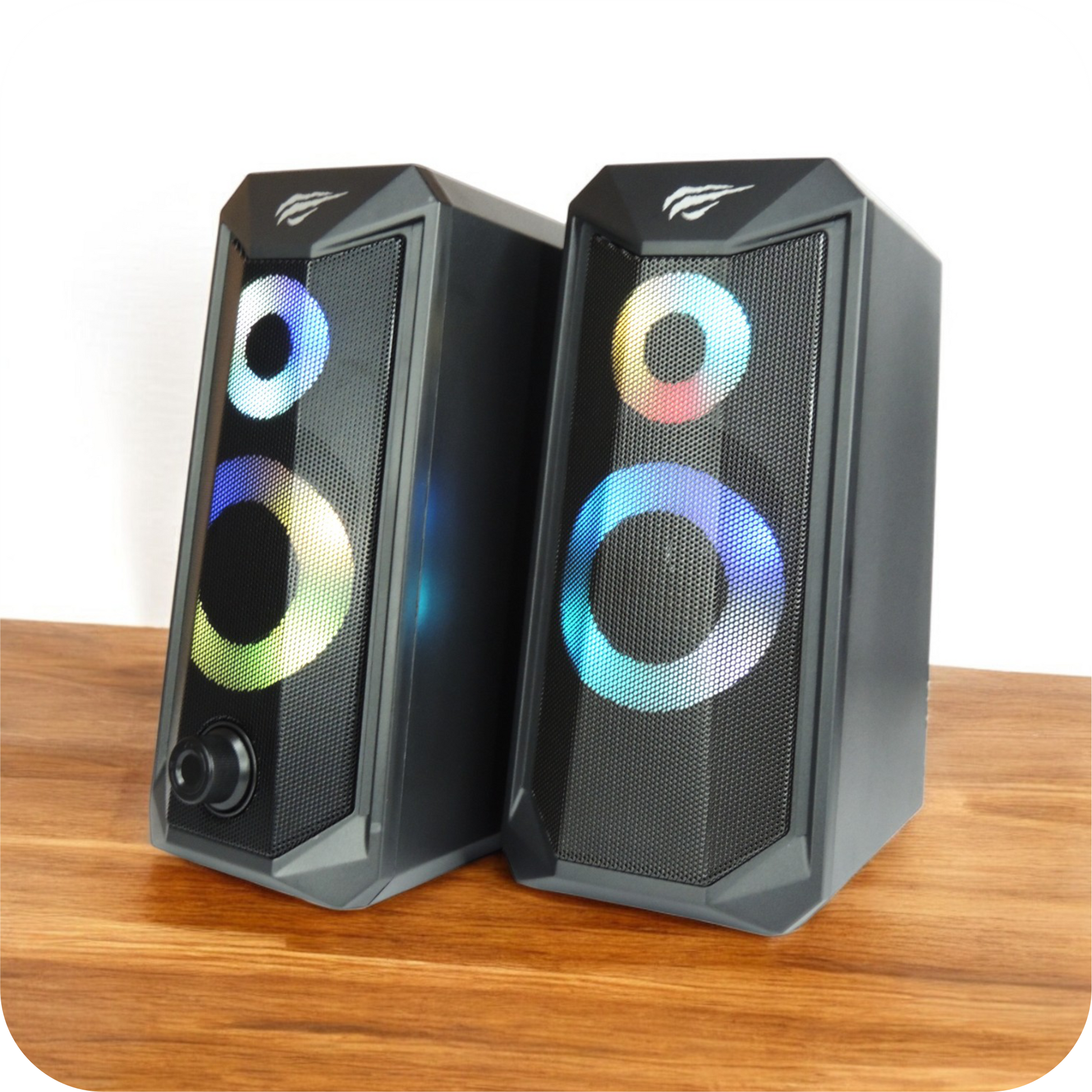 altavoces gamer negros con luces rgb sobre superficie de madera