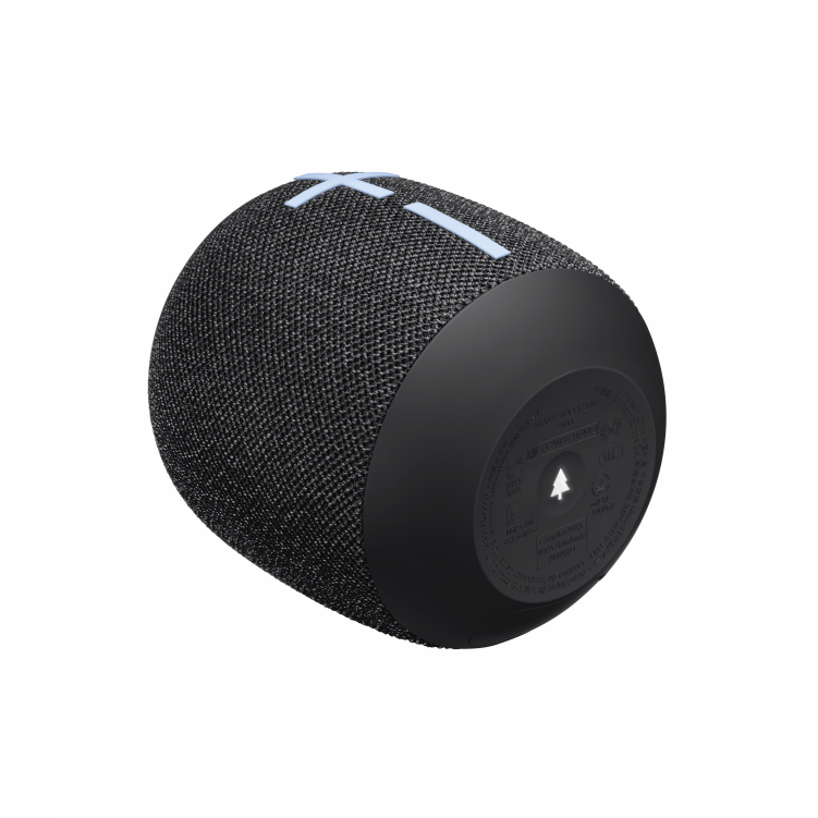 vista inferior del altavoz Logitech portátil con base de goma antideslizante y certificaciones visibles