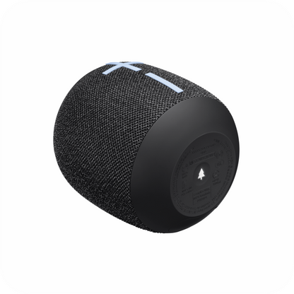vista inferior del altavoz Logitech portátil con base de goma antideslizante y certificaciones visibles