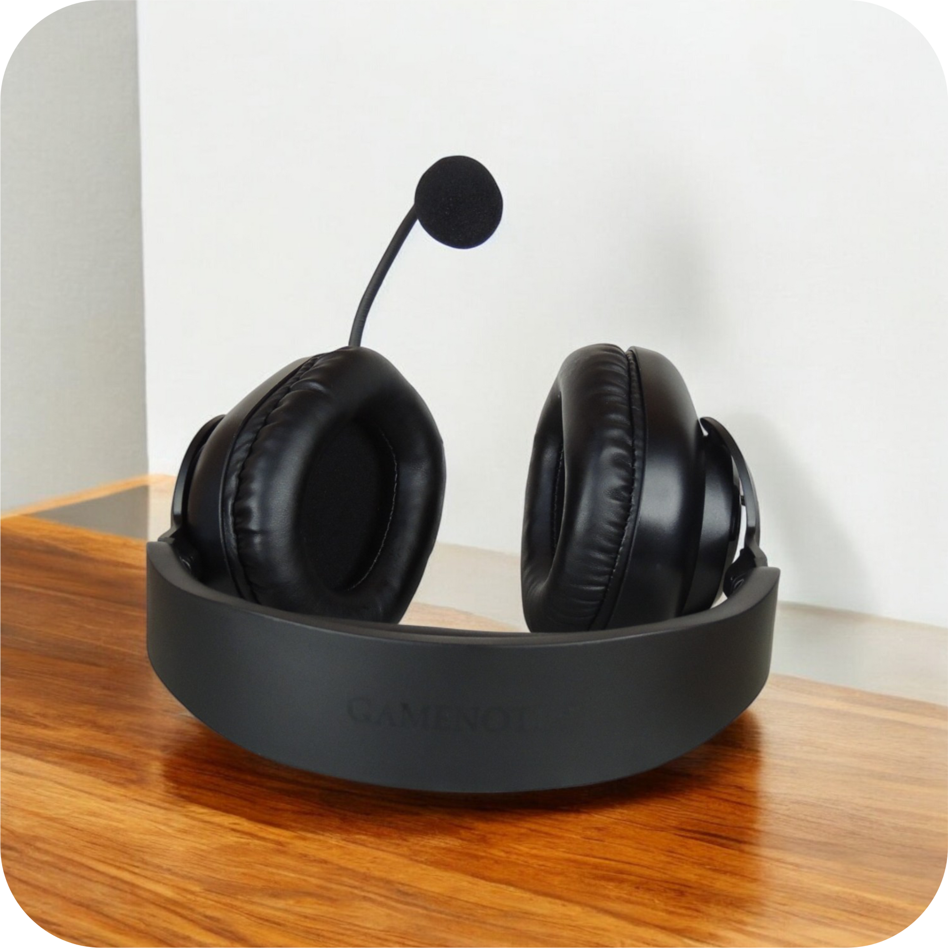 audifonos gamer gamenote negros con microfono sobre superficie de madera 