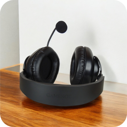 audifonos gamer gamenote negros con microfono sobre superficie de madera 