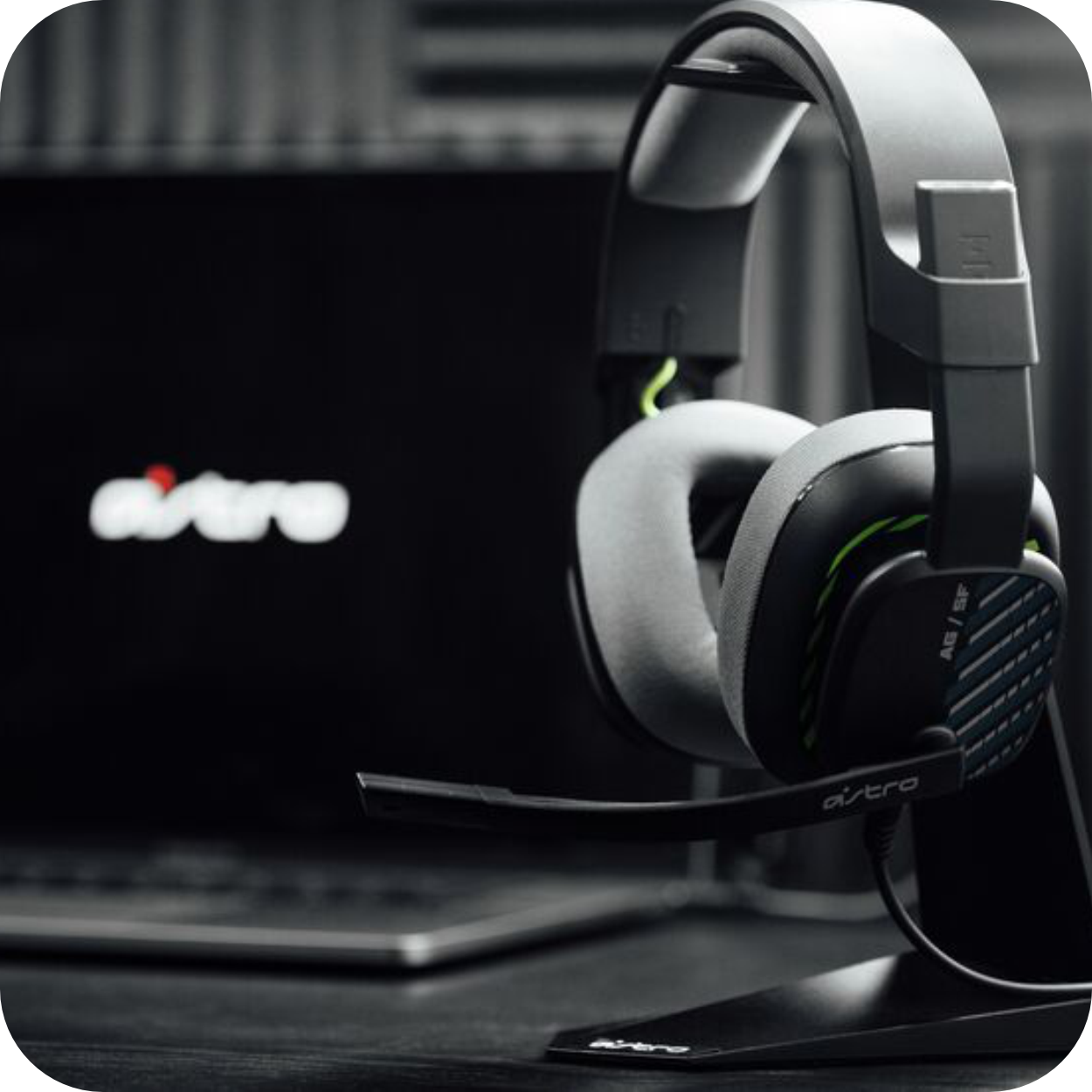 audífonos Astro A10 Gen 2 en soporte sobre escritorio gamer
