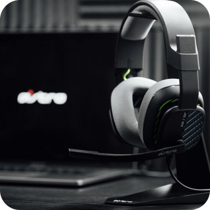 audífonos Astro A10 Gen 2 en soporte sobre escritorio gamer