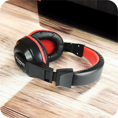 audifonos gaming ramko negros con detalles rojos sobre superficie de madera