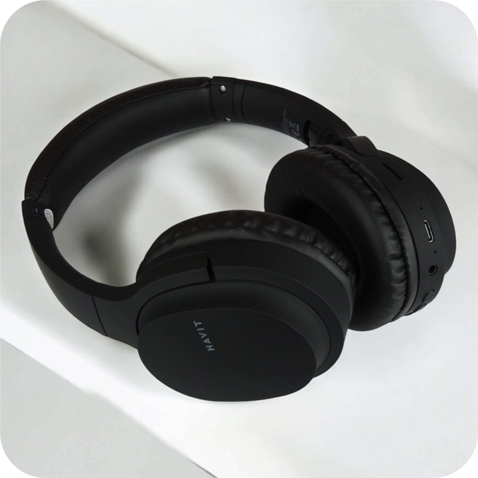audifonos inalambricos  havit negros con almohadillas y microfono 