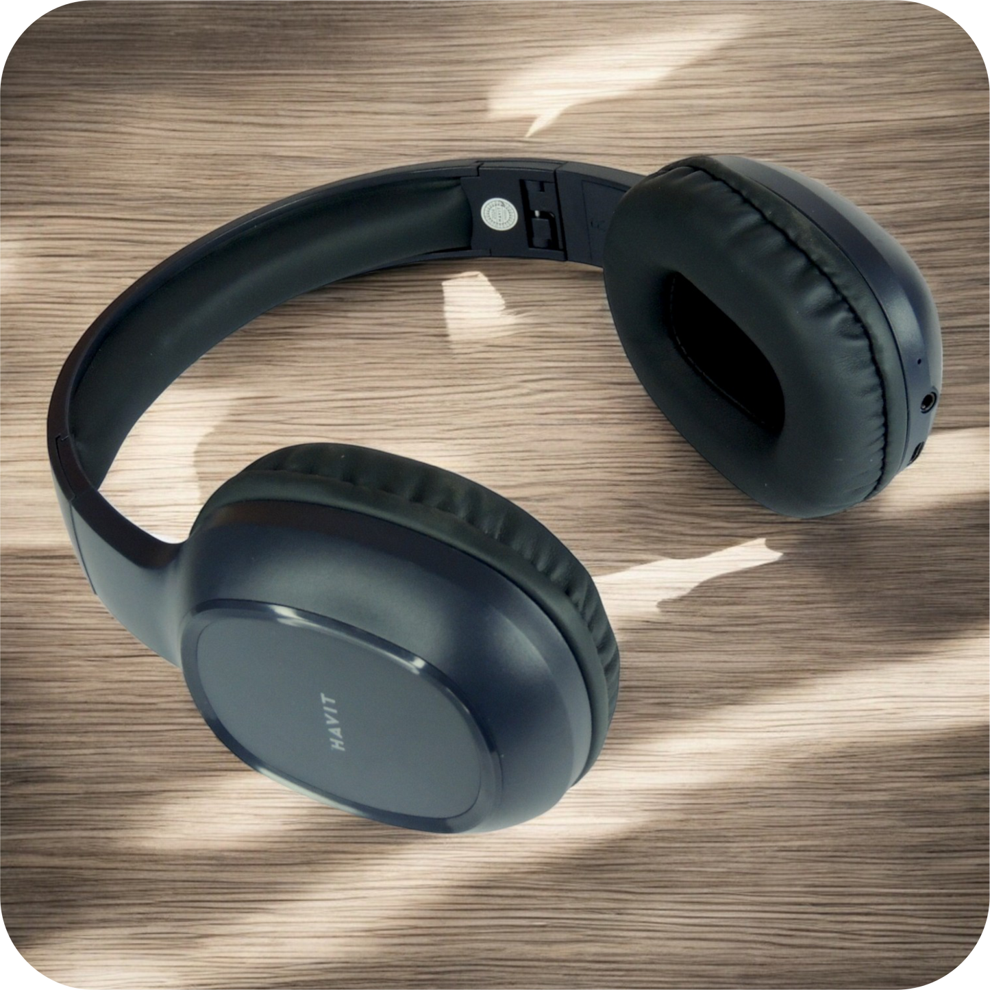 audifonos havit negros inalambricos sobre superficie de madera