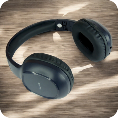 audifonos havit negros inalambricos sobre superficie de madera