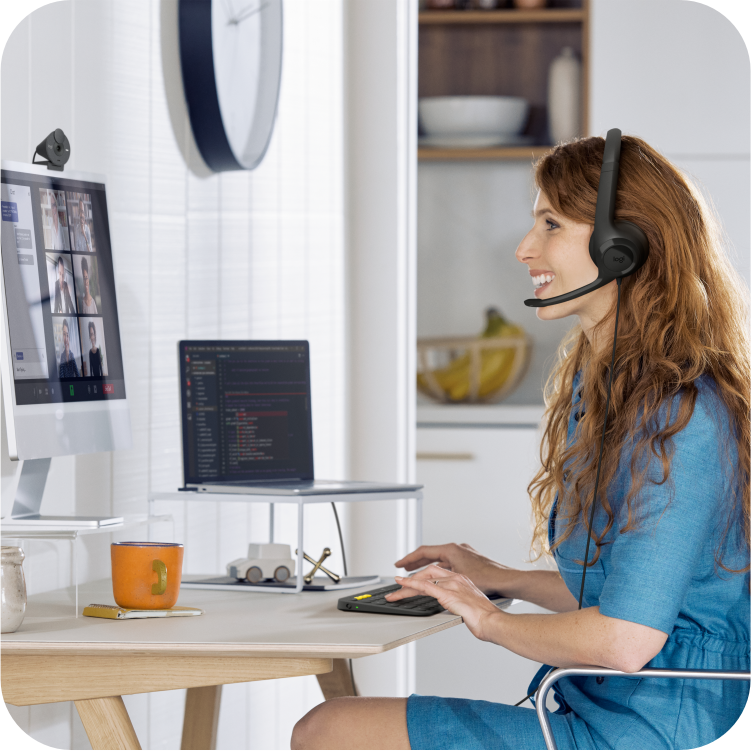audifonos logitech con microfono en uso 
