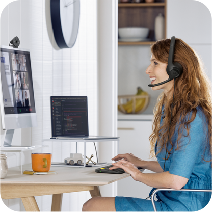 audifonos logitech con microfono en uso 