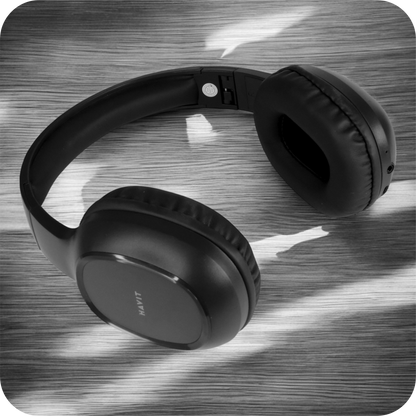 audifonos inalambricos negros de diadema sobre una superficie en blanco y negro 