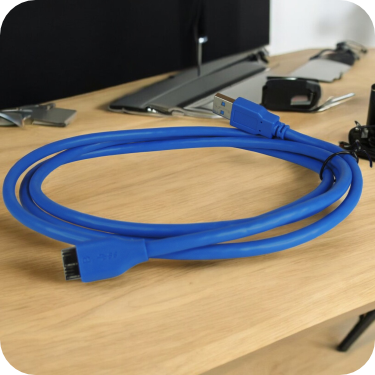 cable azul usb a micro usb enrollado sobre una mesa 