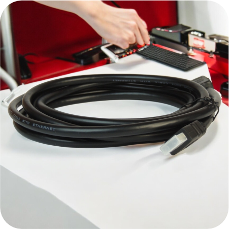 cable hdmi enrollado sobre lugar de trabajo 