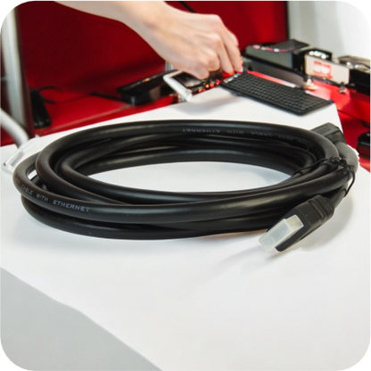 cable hdmi enrollado sobre lugar de trabajo 