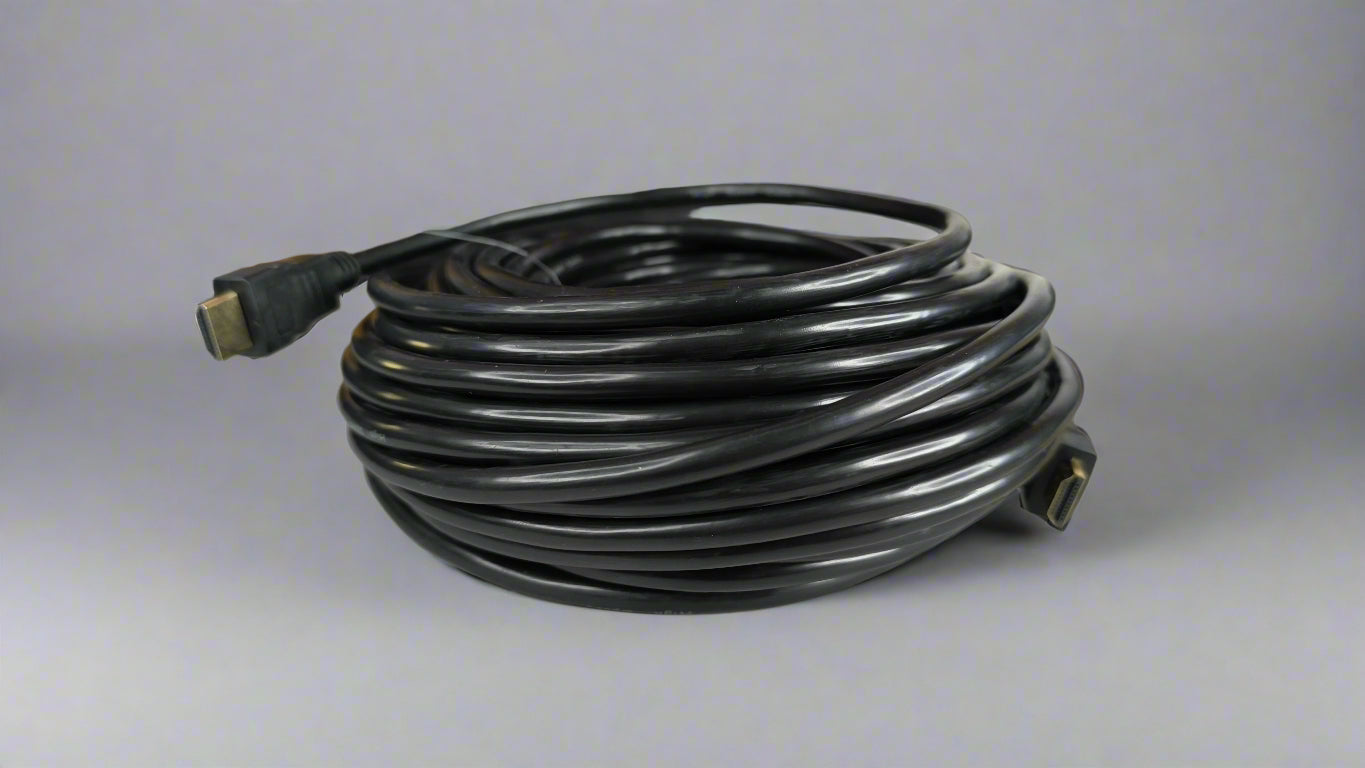 Cable HDMI compatible con 4K, largo de 20 metros, sobre fondo de estudio para fotografía de producto