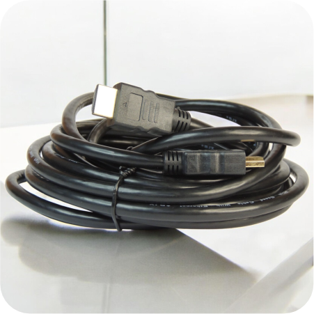 cable de video hdmi enrollado sobre superficie blanca