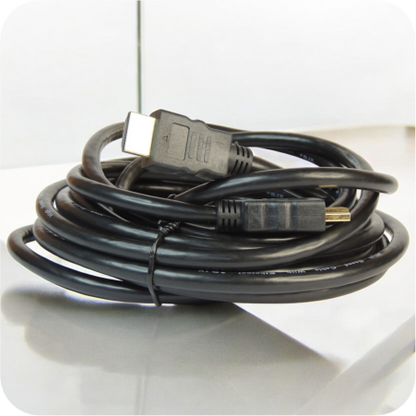 cable de video hdmi enrollado sobre superficie blanca
