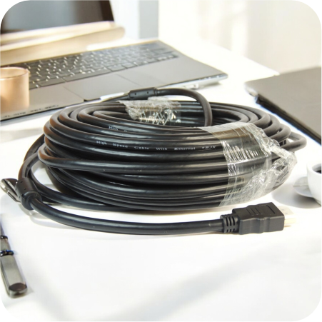 cable de video HDMI, enrollado en cinta en espacio de trabajo