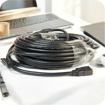 cable de video HDMI, enrollado en cinta en espacio de trabajo