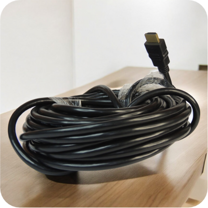 cable de videio HDMI largo, enrollado sobre escritorio de madera