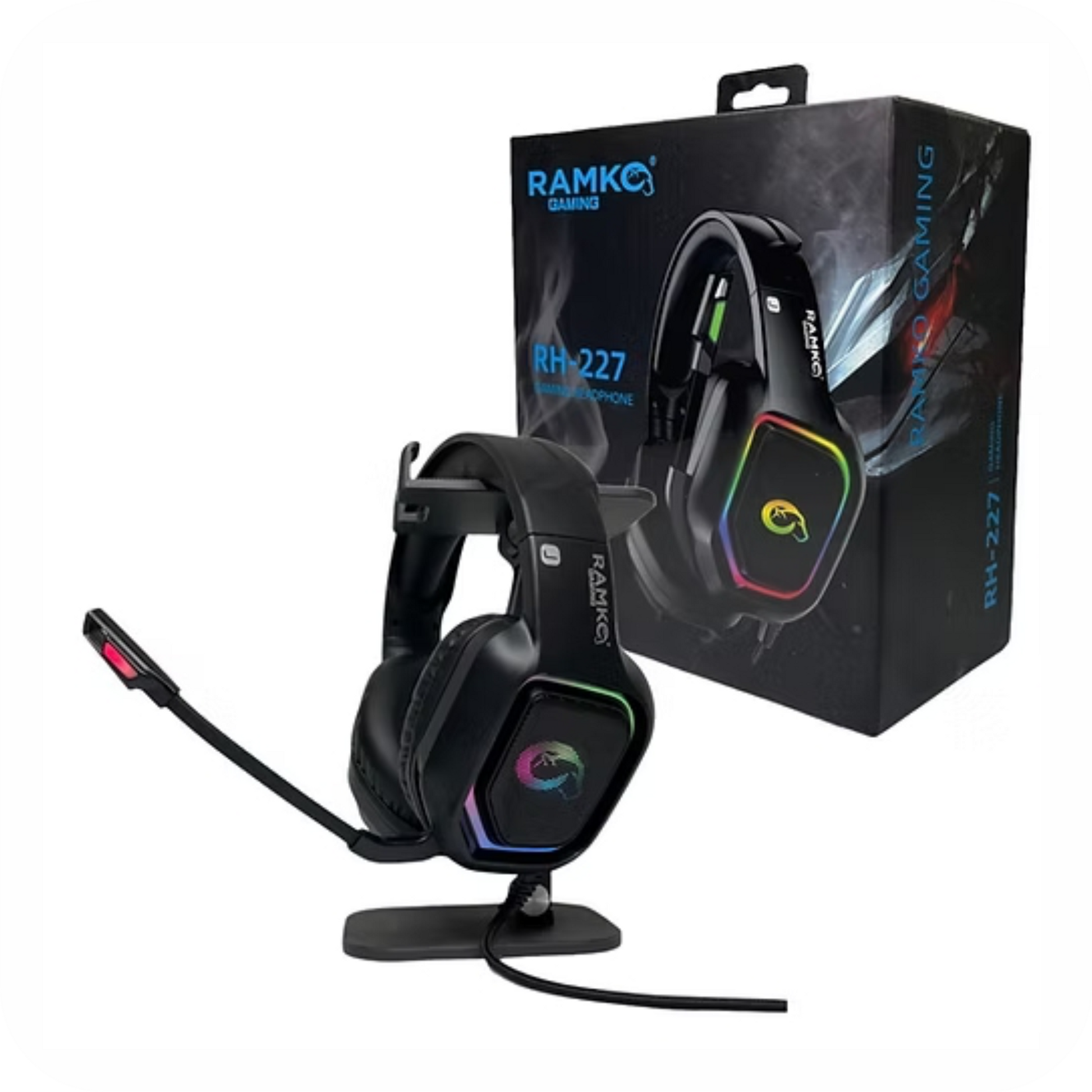 caja y audifonos ramko gaming negros con microfono y luces rbg sobre soporte negro 