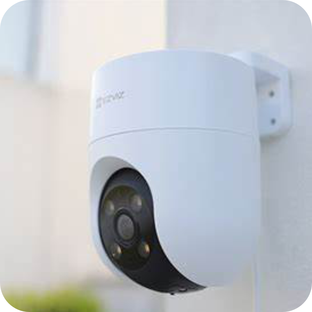 camara de seguridad ezviz para exterior con rotacion de 360 grados en uso 