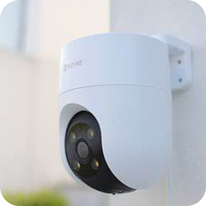 camara de seguridad ezviz para exterior con rotacion de 360 grados en uso 