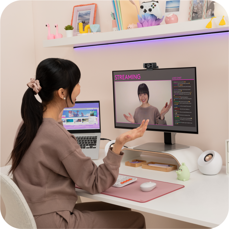 camara web logitech ideal para streaming en uso