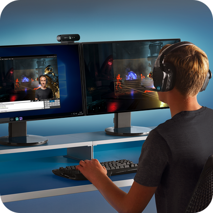 camara web logitech para videoconferencias en uso