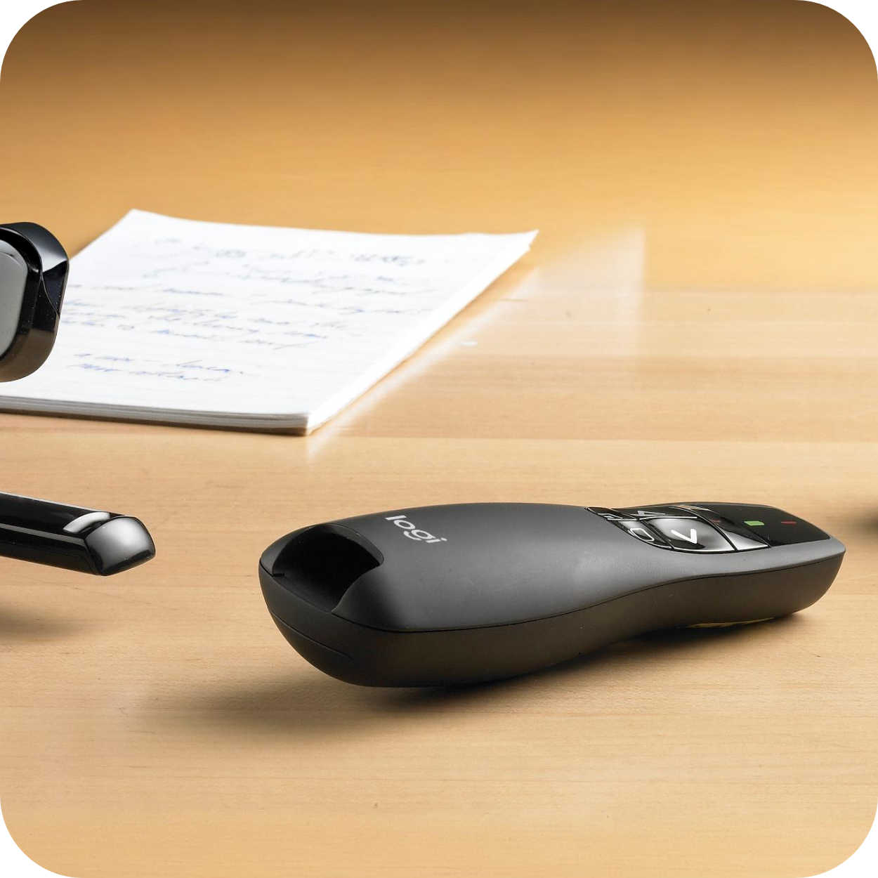 control remoto láser Logitech R400 para presentaciones en uso