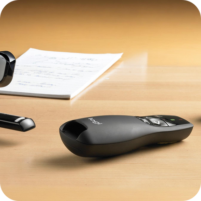 control remoto láser Logitech R400 para presentaciones en uso