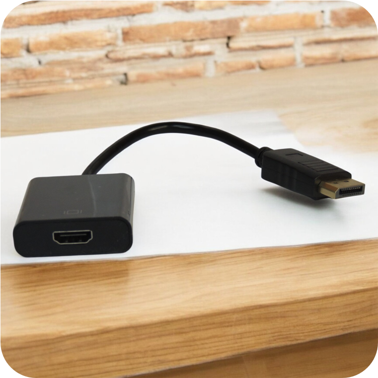 convertidor displayport a hdmi sobre superficie de madera