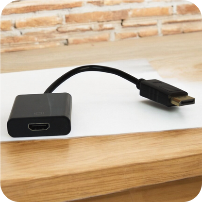 convertidor displayport a hdmi sobre superficie de madera