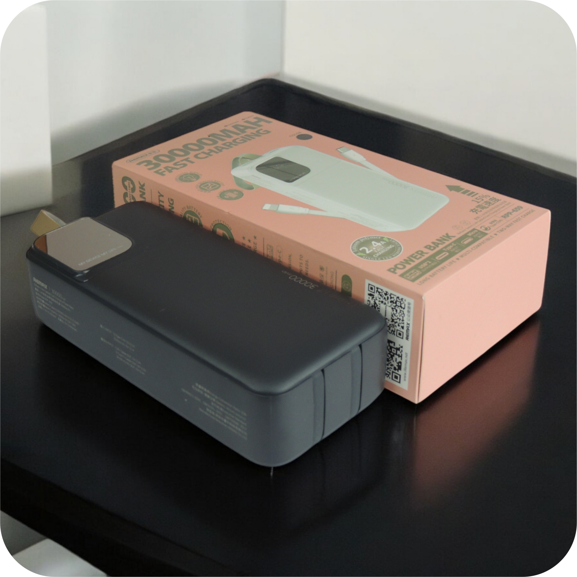empaque bateria portatil negra de 30000 mAh 
