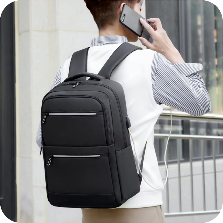 hombre cargando bateria de su celular en morral negro con puerto usb