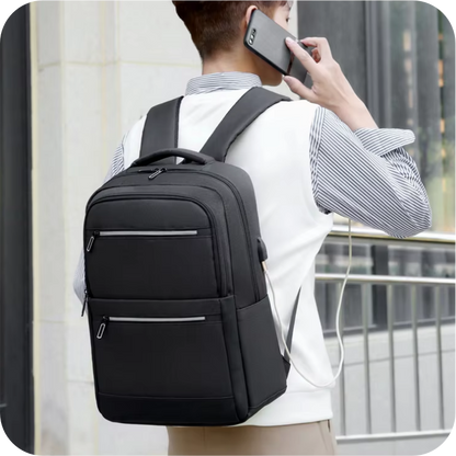 hombre cargando bateria de su celular en morral negro con puerto usb